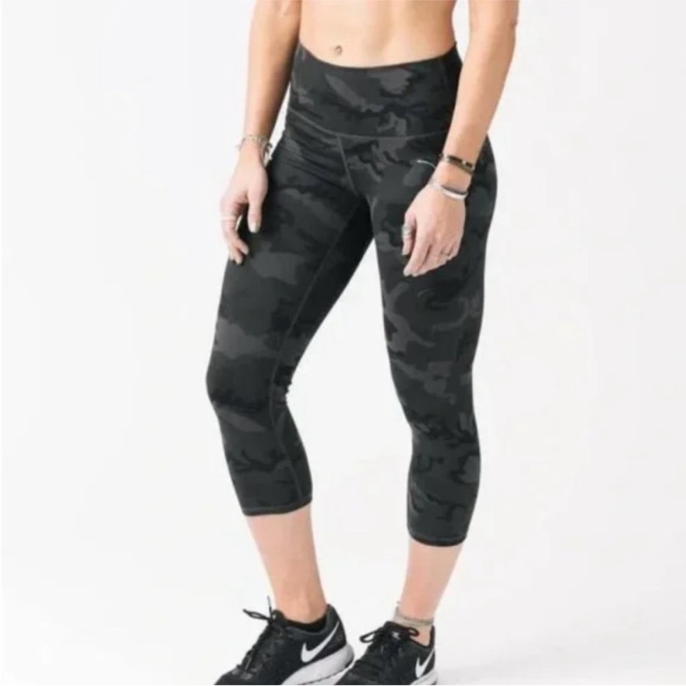 Zyia Active Camo Print Light N' Tight Cropped
Athletic Leggings